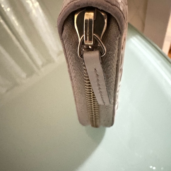 Rare Gucci Guccissima Zip Around Wallet in Off White / Taupe - Picture 6 of 13